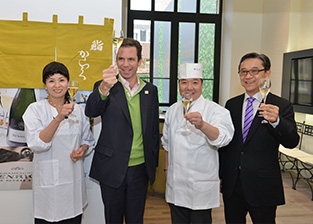 右から「ファインズ」社長中西氏、「鮨からく」店主の戸川氏、「アンリオ」社長　トマ　アンリオ氏、戸川夫人　敦古さん